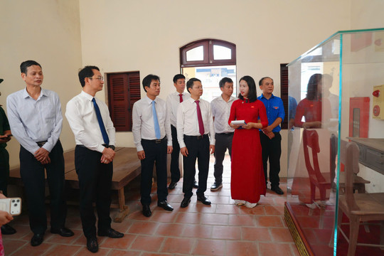 Xã Sơn Đồng dâng hương tưởng niệm Chủ tịch Hồ Chí Minh nhân dịp Quốc khánh 2-9