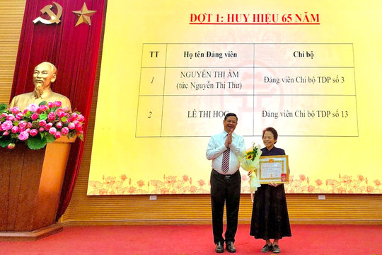 273 đảng viên p hường Ô Chợ Dừa được trao tặng Huy hiệu Đảng đợt 2-9
