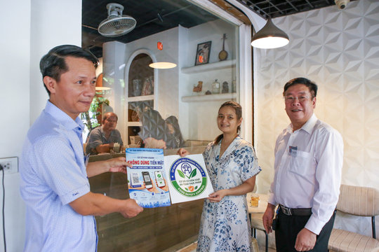 Phường Ngọc Hà ra mắt mô hình "tuyến phố bảo đảm an toàn thực phẩm" gắn với "thanh toán không tiền mặt"
