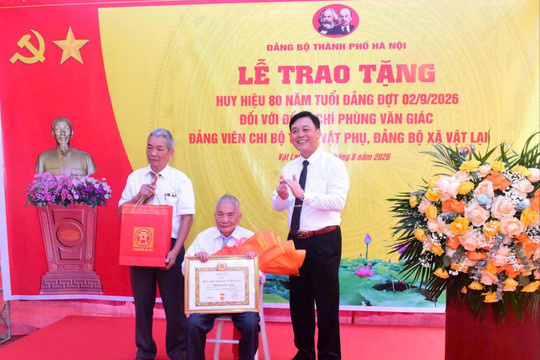 Trao Huy hiệu 80 năm tuổi Đảng tặng đảng viên xã Vật Lại