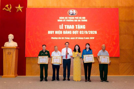 Phường Hai Bà Trưng trao Huy hiệu Đảng cho 148 đảng viên đợt 2-9