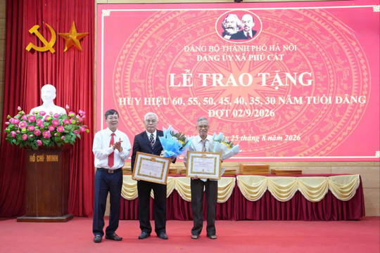 Xã Phú Cát trao tặng Huy hiệu Đảng đợt 2-9
