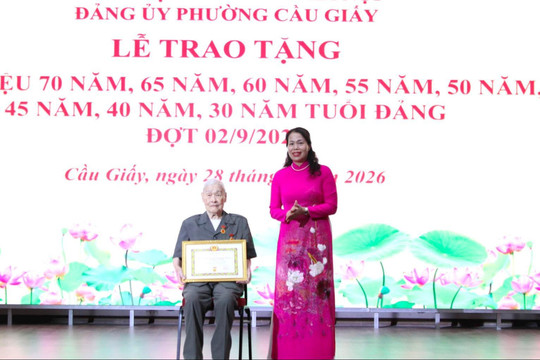 Cầu Giấy trao tặng 344 Huy hiệu Đảng đợt 2-9