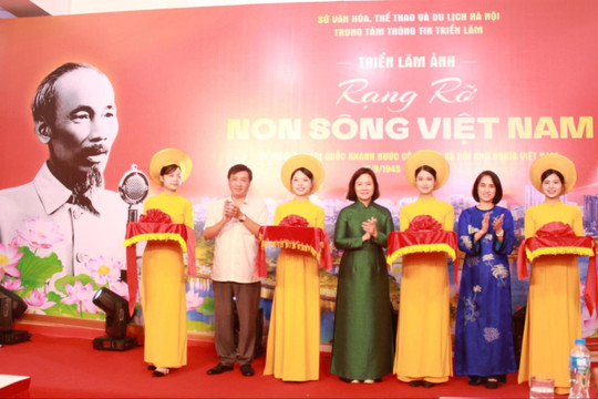 Hà Nội khai mạc triển lãm ảnh “Rạng rỡ non sông Việt Nam”
