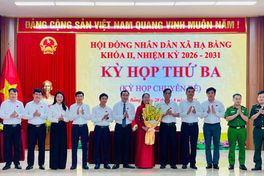 Đồng chí Nguyễn Thị Mùng Chín được bầu là Chủ tịch HĐND xã Hạ Bằng
