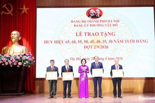 Chủ tịch Ủy ban MTTQ Việt Nam thành phố Hà Nội Bùi Huyền Mai trao Huy hiệu Đảng tại phường Tây Hồ