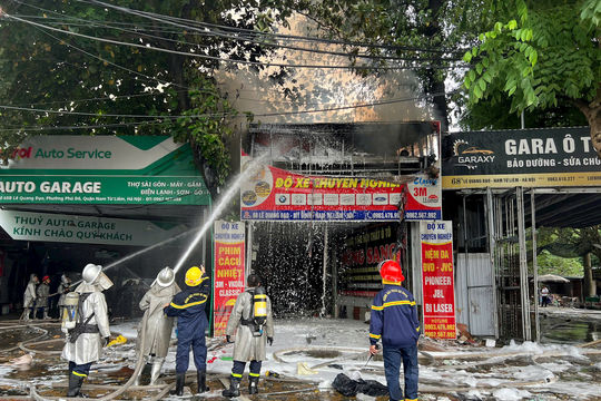 Đám cháy gara ô tô trên đường Lê Quang Đạo không gây thiệt hại về người