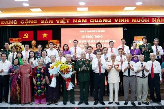 Chủ tịch Quốc hội Trần Thanh Mẫn trao Huy hiệu Đảng tặng các đảng viên lão thành