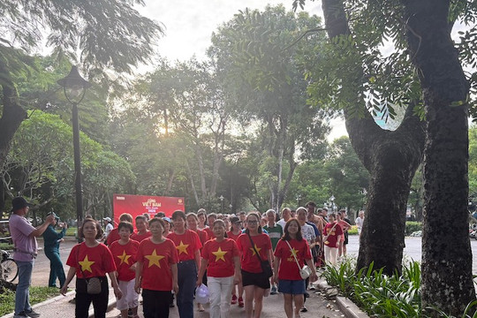 Phường Hai Bà Trưng sôi nổi hưởng ứng chương trình đi bộ “Cùng Việt Nam tiến bước”
