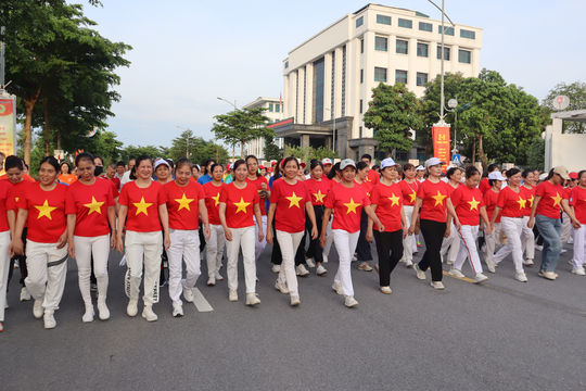 Phường Tây Tựu: Sôi nổi hoạt động đi bộ “Cùng Việt Nam tiến bước”