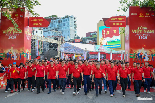 Những hình ảnh đẹp tại sự kiện đi bộ toàn quốc “Cùng Việt Nam tiến bước”