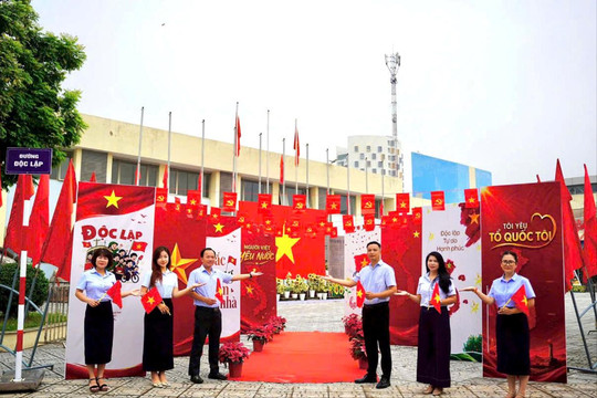 Sắc đỏ rực rỡ tại Không gian văn hóa Việt Hưng