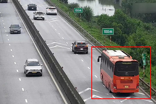 Giữ khoảng cách an toàn trên cao tốc: Khó cũng phải làm