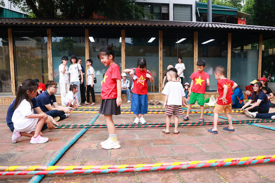 Văn Miếu dịp Quốc khánh: Người dân hào hứng trải nghiệm văn hóa dân gian