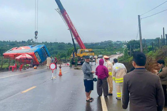 Khẩn trương khắc phục hậu quả vụ lật xe khách tại Gia Lai