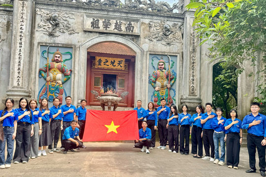 Tuổi trẻ Gia Lâm về nguồn, dâng hương tại Đền Hùng