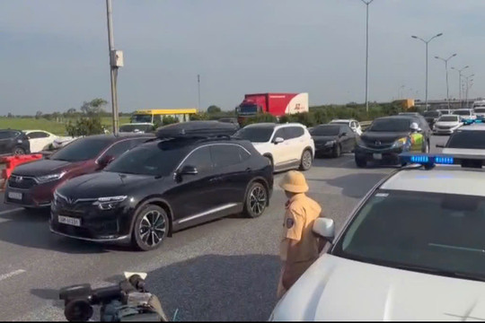 Cho phép lái xe mượn chiều đường đối diện trên cao tốc Cao Bồ - Pháp Vân để trở lại Thủ đô thuận lợi