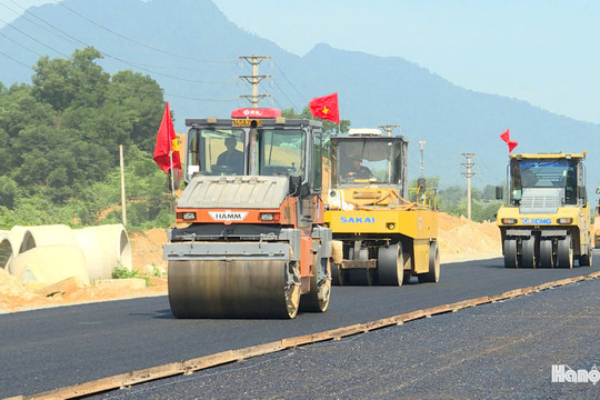 Sắc cờ trên công trường dịp 2-9