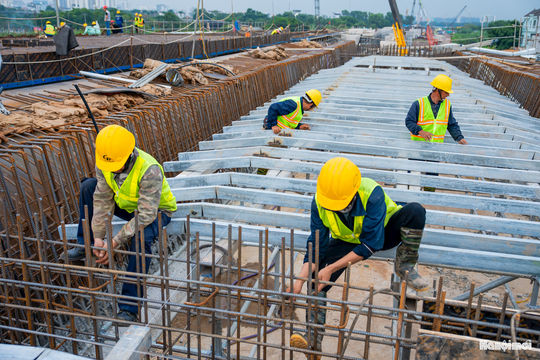 Công nhân thi công xuyên lễ dựng những nhịp cầu Trần Hưng Đạo