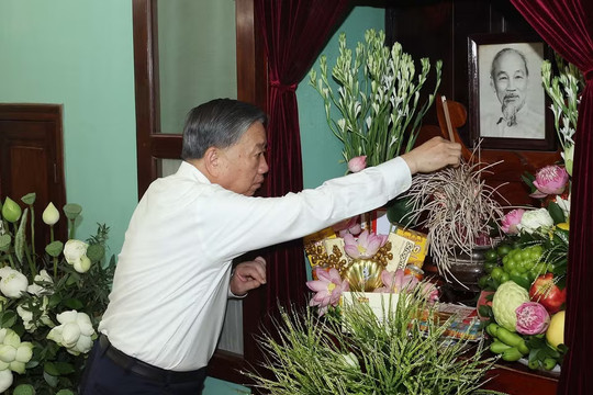 Tổng Bí thư, Chủ tịch nước Tô Lâm viếng Chủ tịch Hồ Chí Minh, dâng hương tại Nhà 67