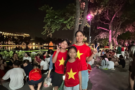 Người dân Thủ đô nô nức đón Tết Độc lập, ngắm pháo hoa