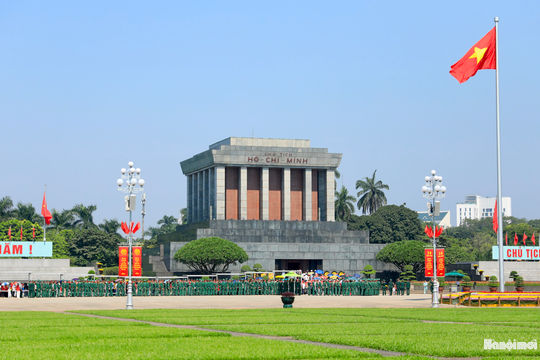 Dòng người thành kính vào Lăng viếng Bác dịp Quốc khánh 2-9