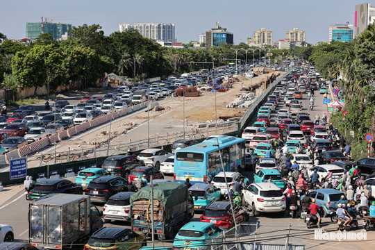 Người dân trở lại Hà Nội, nhiều cửa ngõ ùn ứ