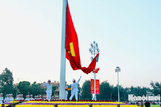 Tuổi trẻ Thủ đô dự Lễ Thượng cờ và vào Lăng viếng Chủ tịch Hồ Chí Minh