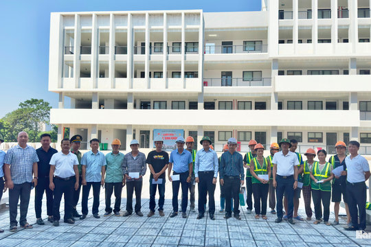 Phường Vĩnh Hưng thăm, tặng quà người lao động làm việc xuyên lễ Quốc khánh