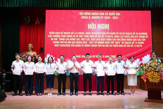 HĐND xã Quốc Oai trang bị máy tính bảng cho đại biểu, đẩy mạnh chuyển đổi số
