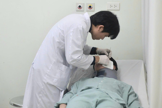 Tiêm filler vùng ngực, cô gái nhập viện vì biến chứng
