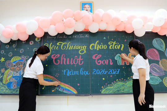 Cô và trò ở xã Thư Lâm hối hả chuẩn bị cho ngày tựu trường