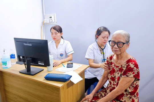 Xã Đan Phượng: Khám sức khỏe định kỳ miễn phí cho người cao tuổi