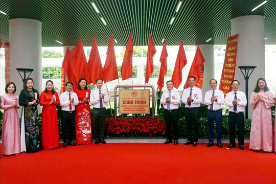 Phường Việt Hưng gắn biển công trình Trường Tiểu học chất lượng cao Chu Văn An
