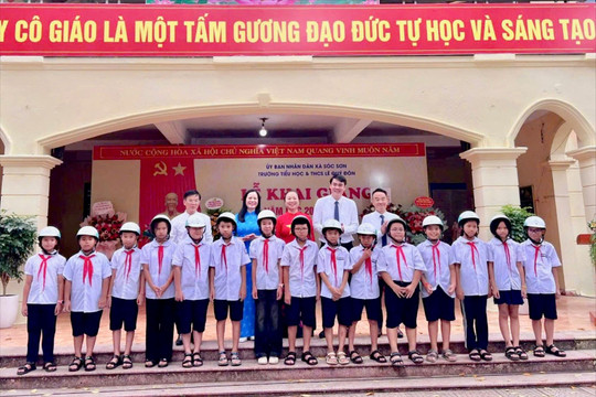 Trao tặng 300 mũ bảo hiểm cho học sinh xã Sóc Sơn