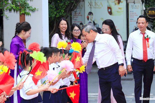 Chủ tịch UBND TP Hà Nội Vũ Đại Thắng chúc mừng năm học mới tại Trường Tiểu học Ngô Thì Nhậm