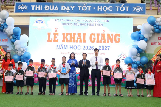 Phó Chủ tịch Thường trực HĐND Thành phố Trần Thế Cương dự Lễ khai giảng tại Trường Tiểu học Tùng Thiện