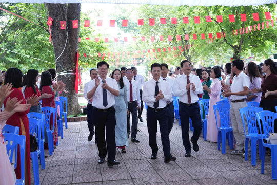 Phó Chủ tịch UBND TP Hà Nội Bùi Duy Cường dự lễ khai giảng tại Trường THPT Thạch Thất