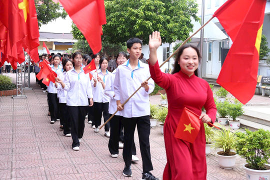 Thầy trò xã Bất Bạt hân hoan bước vào năm học mới