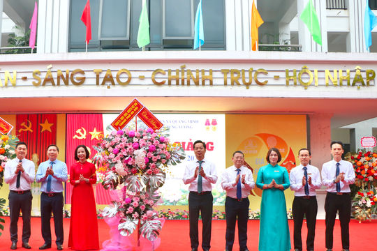 Trưởng Ban Tổ chức Thành uỷ Hà Nội Vũ Đăng Định dự Lễ khai giảng tại Trường THCS Trưng Vương