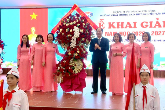 Trưởng ban Tuyên giáo Thành ủy Nguyễn Doãn Toản dự Lễ Khai giảng tại Trường THCS Nguyễn Văn Huyên