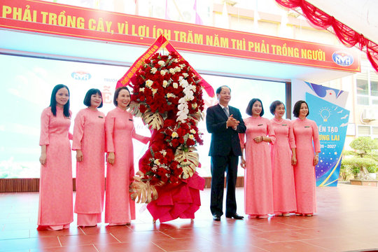 Trưởng ban Tuyên giáo Thành ủy Nguyễn Doãn Toản dự Lễ Khai giảng tại Trường THCS Nguyễn Văn Huyên