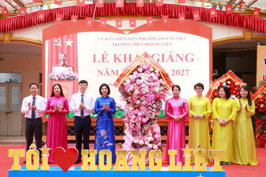 Chủ tịch HĐND thành phố Phùng Thị Hồng Hà dự lễ khai giảng năm học mới tại Trường THCS Hoàng Liệt