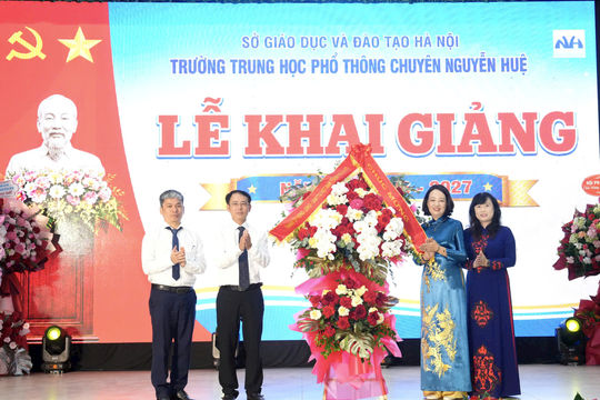 Phó Bí thư Thường trực Thành ủy Nguyễn Trọng Đông dự lễ khai giảng tại Trường THPT chuyên Nguyễn Huệ