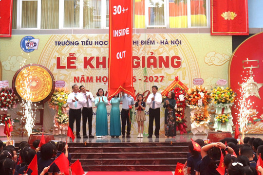 Phó Chủ tịch Thường trực UBND thành phố Dương Đức Tuấn chung vui với trường Tiểu học Đoàn Thị Điểm trong lễ khai giảng
