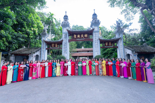 Quảng bá di sản với áo dài truyền thống