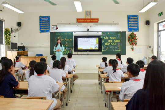 Ngày đầu trở lại trường: Học sinh Hà Nội háo hức với năm học mới
