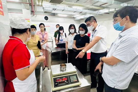 Phường Kim Liên kiểm tra đột xuất bữa ăn bán trú tại các trường học