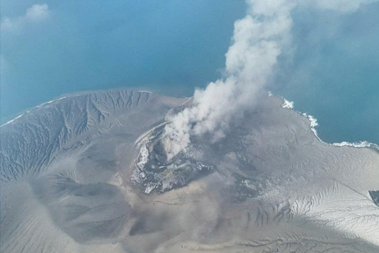 Núi lửa Anak Krakatau phun trào, 170.000 hành khách bị ảnh hưởng