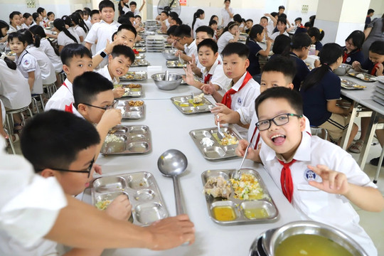 Học sinh Hà Nội trở lại trường nền nếp, bữa ăn bán trú được kiểm soát chặt